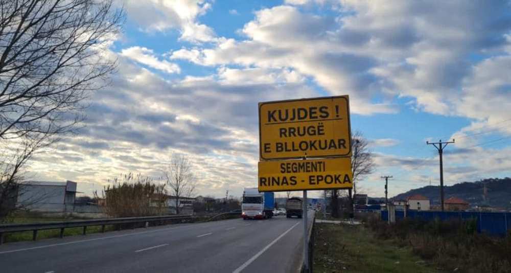 Rruga e Rinasit e mbyllur, ja si devijohet levizja per ne aeroport